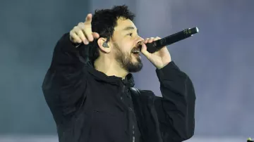 Linkin Park in München: Emily Armstrong rockt im FC-Bayern-Trikot